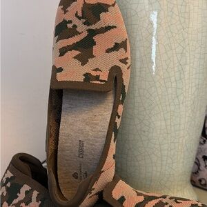 Clarks Women's Cloudsteppers Carly Dream slip-on loafers in a pink camouflage